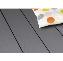 Lame de terrasse Konsta en bois composite Xtra profilé plein gris clair mat 18x260 mm (au mètre à partir de 1,00 m jusqu'à 6,00 m max.)