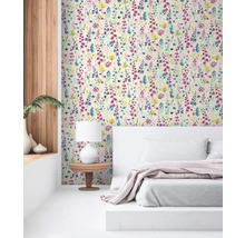 Chambre avec papier peint à fleurs, table de chevet et lit