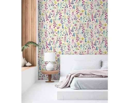 Chambre avec papier peint à fleurs, table de chevet et lit