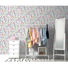 Pièce lumineuse avec papier peint fleuri, commode, portant à vêtements et miroir