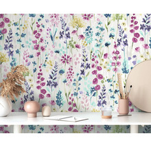 Scène avec papier peint à motifs floraux, bureau, décoration et fournitures de bureau.