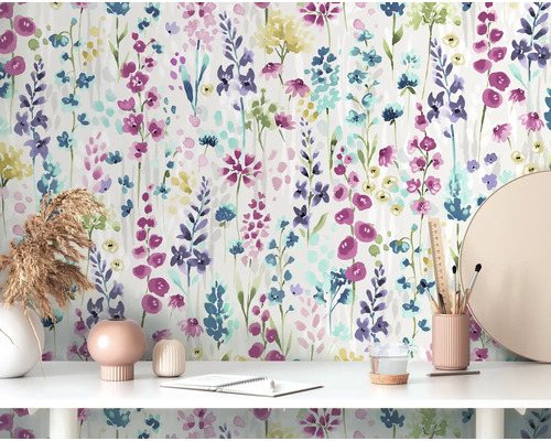 Scène avec papier peint à motifs floraux, bureau, décoration et fournitures de bureau.