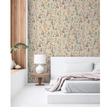 Chambre à coucher avec papier peint à motifs floraux, lit et lampe de chevet