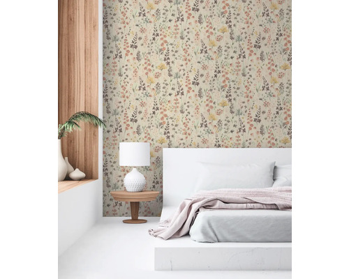 Chambre à coucher avec papier peint à motifs floraux, lit et lampe de chevet
