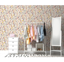 Vue d''une pièce avec papier peint à fleurs, portant à vêtements et commode