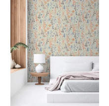 Chambre à coucher avec papier peint à motifs floraux, lit et lampe de chevet
