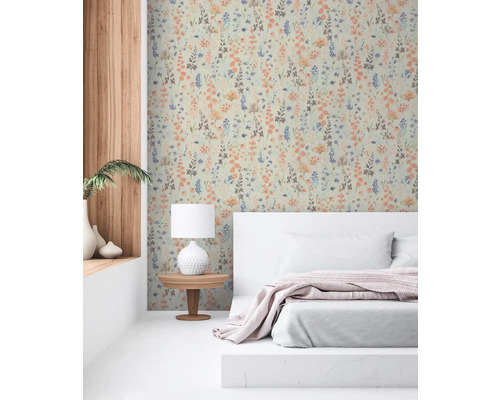 Chambre à coucher avec papier peint à motifs floraux, lit et lampe de chevet