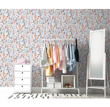 Exemple d''aménagement d''une pièce avec une commode blanche, une tringle à vêtements avec des vêtements, un miroir et un papier peint floral.