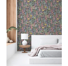 Chambre avec papier peint à motifs floraux, lit et table de chevet avec lampe