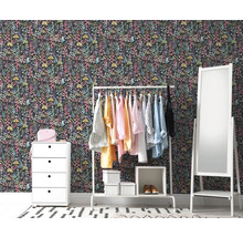 Scène de pièce décorative avec papier peint à fleurs, commode, porte-vêtements et miroir