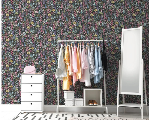 Scène de pièce décorative avec papier peint à fleurs, commode, porte-vêtements et miroir