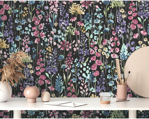 Papier peint à motifs avec motif floral dans un environnement de bureau