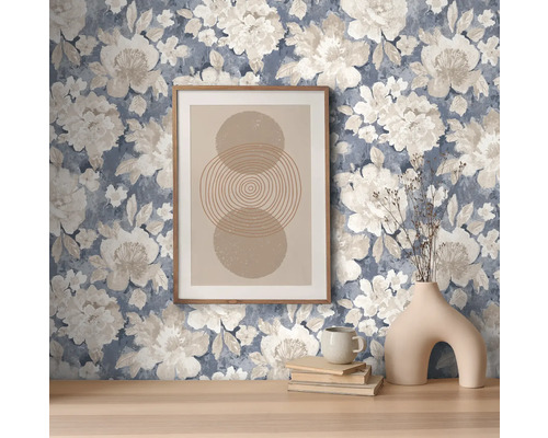 Scène avec papier peint à fleurs, image, vase et table