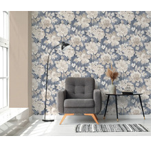 Salon avec papier peint fleuri, fauteuil, lampadaire et table