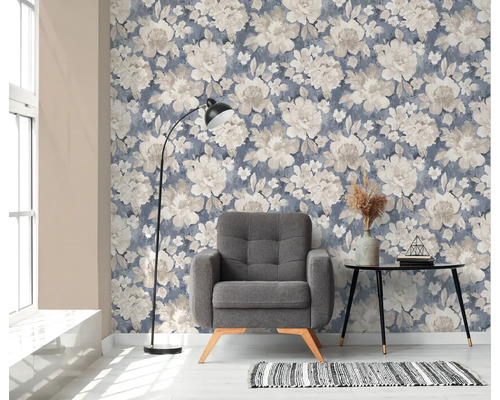 Salon avec papier peint fleuri, fauteuil, lampadaire et table