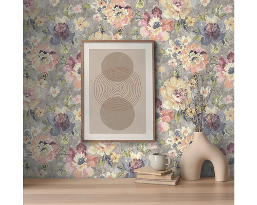 Dekoratives Interieur mit Blumentapete, gerahmtem Bild und Vase.