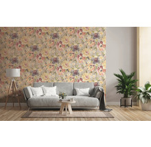 Wohnzimmer mit floral gemusterter Tapete, Sofa und Zimmerpflanzen für eine wohnliche Atmosphäre