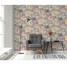 Wohnzimmer mit Blumentapete, Sessel, Stehlampe und Beistelltisch