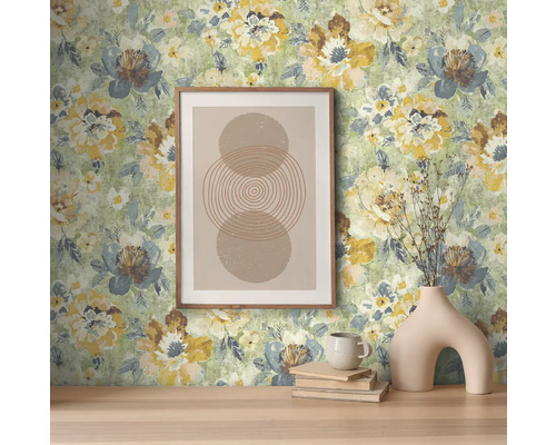 Dekoratives Zimmer mit Blumentapete, Bild und Vase