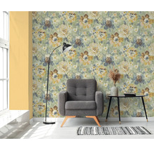 Wohnraum mit floraler Tapete, Sessel, Stehlampe und Beistelltisch