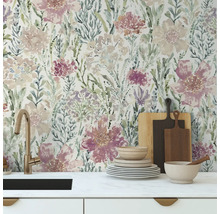 Scène de cuisine avec papier peint floral, évier et ustensiles de cuisine