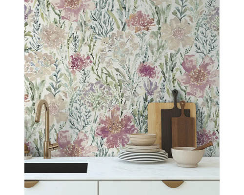 Scène de cuisine avec papier peint floral, évier et ustensiles de cuisine