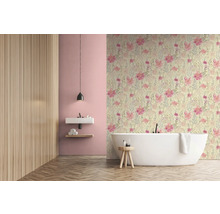 Salle de bain moderne avec papier peint floral, baignoire et lavabo