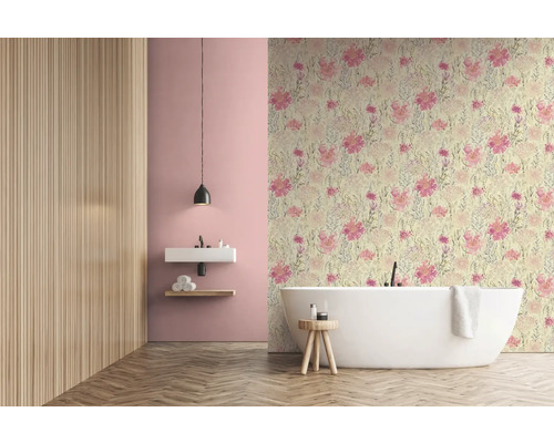 Salle de bain moderne avec papier peint floral, baignoire et lavabo