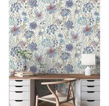 Scène avec papier peint à motifs floraux, bureau, chaise et éléments décoratifs