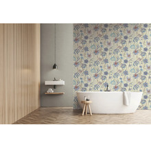 Salle de bains avec papier peint à fleurs, baignoire îlot et lavabo