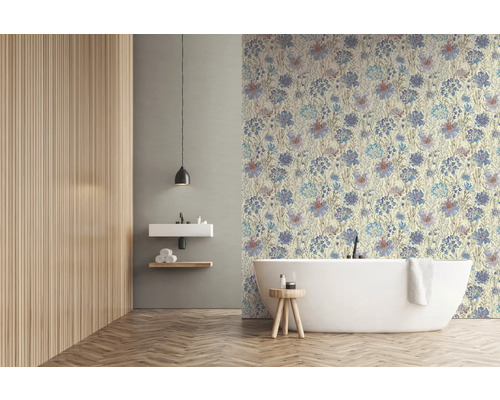 Salle de bains avec papier peint à fleurs, baignoire îlot et lavabo