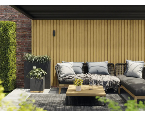 Terrassenszene mit Lounge-Möbeln, Pflanzen und Holzverkleidung für den Aussenbereich.