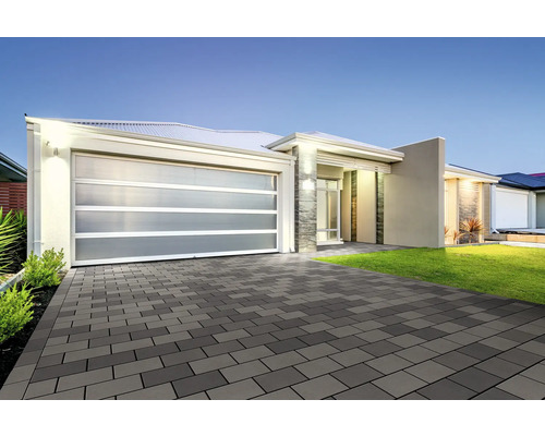 Maison individuelle moderne avec allée pavée et garage