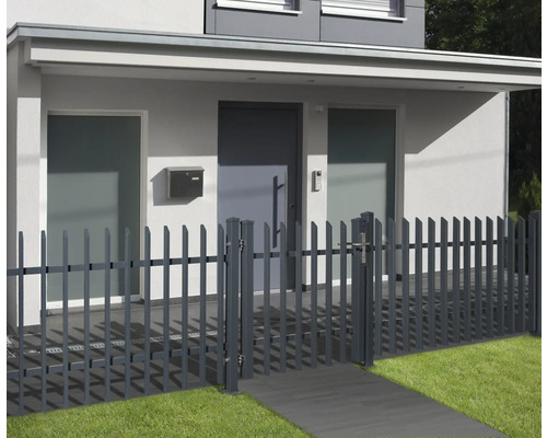 Maison avec clôture de jardin et portillon