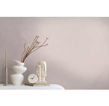 Dekorative Inneneinrichtung mit Kerze, Vase, Uhr und Skulptur auf einem Tisch