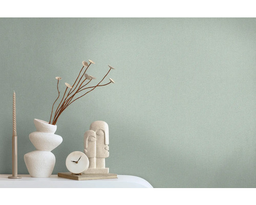 Dekorative Szene mit Vase, Trockenblumen, Kerze, Uhr und Skulptur