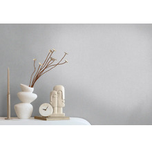 Dekoratives Stillleben mit Vase, Kerze, Uhr und Skulptur