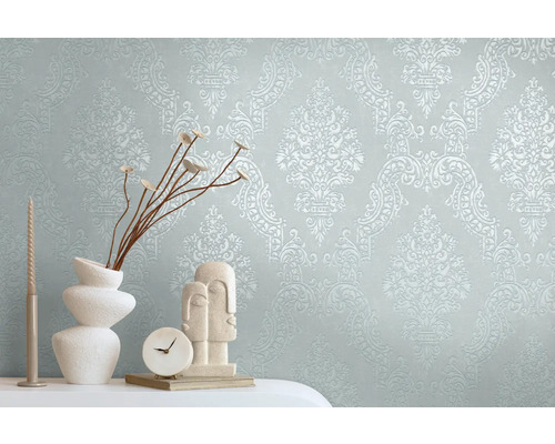 Dekoratives Zimmer mit Ornamenttapete, Vase, Skulptur, Kerze und Uhr