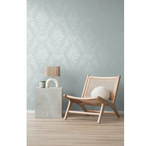 Dekorative Tapete mit Muster, Lampe und Holzstuhl im Raum.