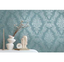 Dekorative Wand mit gemusterten Tapeten und dekorativen Elementen