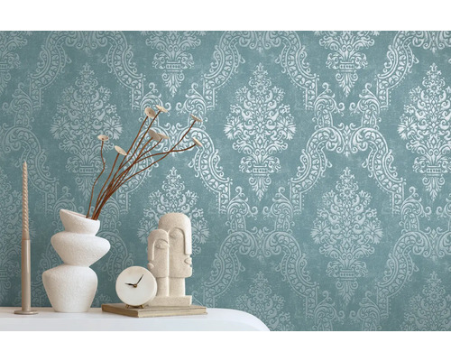 Dekorative Wand mit gemusterten Tapeten und dekorativen Elementen