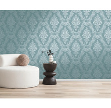 Wohnraum mit gemusterter Tapete, Sessel und Beistelltisch