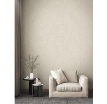 Dekorativer Wohnraum mit floral gemusterter Tapete, Sessel und Beistelltischen