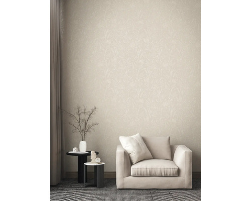 Dekorativer Wohnraum mit floral gemusterter Tapete, Sessel und Beistelltischen