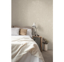 Schlafzimmer mit Blumentapete, Bett und Nachttisch