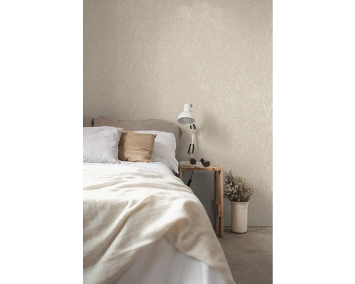 Schlafzimmer mit Blumentapete, Bett und Nachttisch