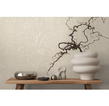 Dekorative Tapete mit Pflanzenmuster auf einer Wand