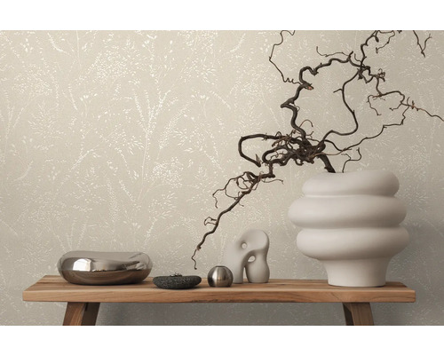 Dekorative Tapete mit Pflanzenmuster auf einer Wand