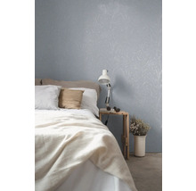 Schlafzimmer mit floral gemusterter Tapete, Bett und Nachttisch