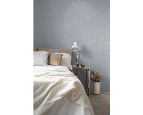 Schlafzimmer mit floral gemusterter Tapete, Bett und Nachttisch